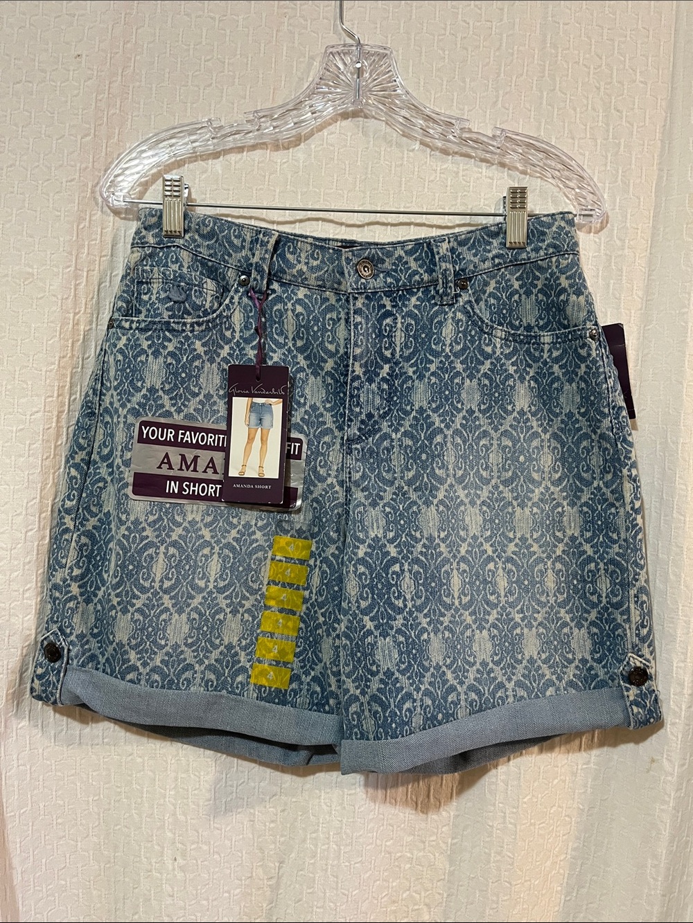 NWT GLORIA VANDERBILT AMANDA FIT Shorts - Women’s Size: 4 - Ornate Fleur de Lis